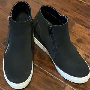 Stylish black wedge tennis shoe